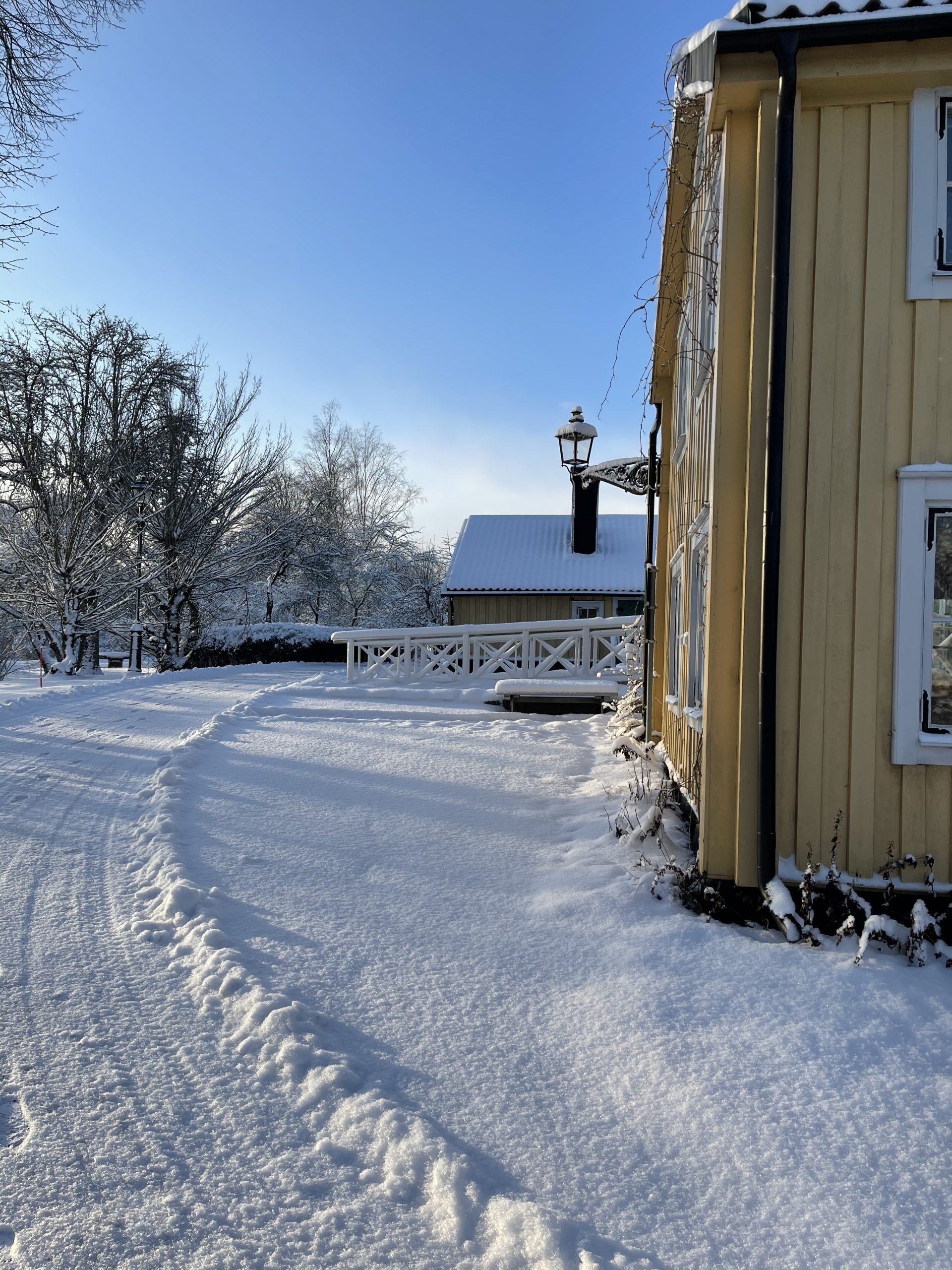 Solig dag ute i snön på Berga Gård